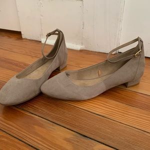 A nice pair of beige flats.